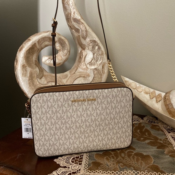 Michael Kors LG crossbody. - Picture 2 of 4